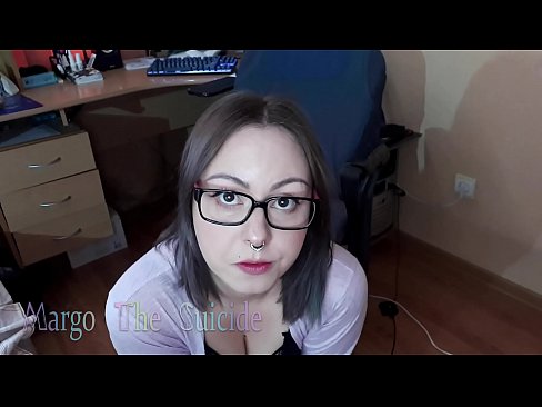 ❤️ Σέξι κορίτσι με γυαλιά πιπιλίζει Dildo βαθιά στην κάμερα ❤️❌ Πορνό βίντεο ️❤